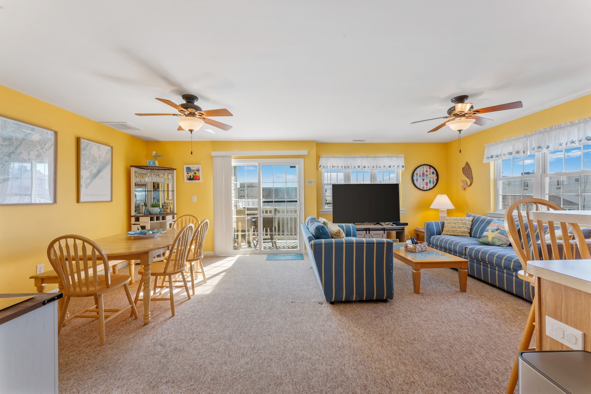 Ocean view balcony 3BD condo in Wildwood with 3 parking spots