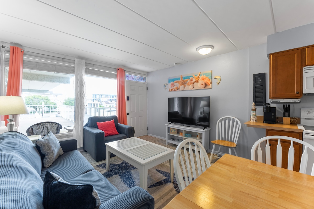 Wildwood condo — walk to beach, pool, parking, and grill